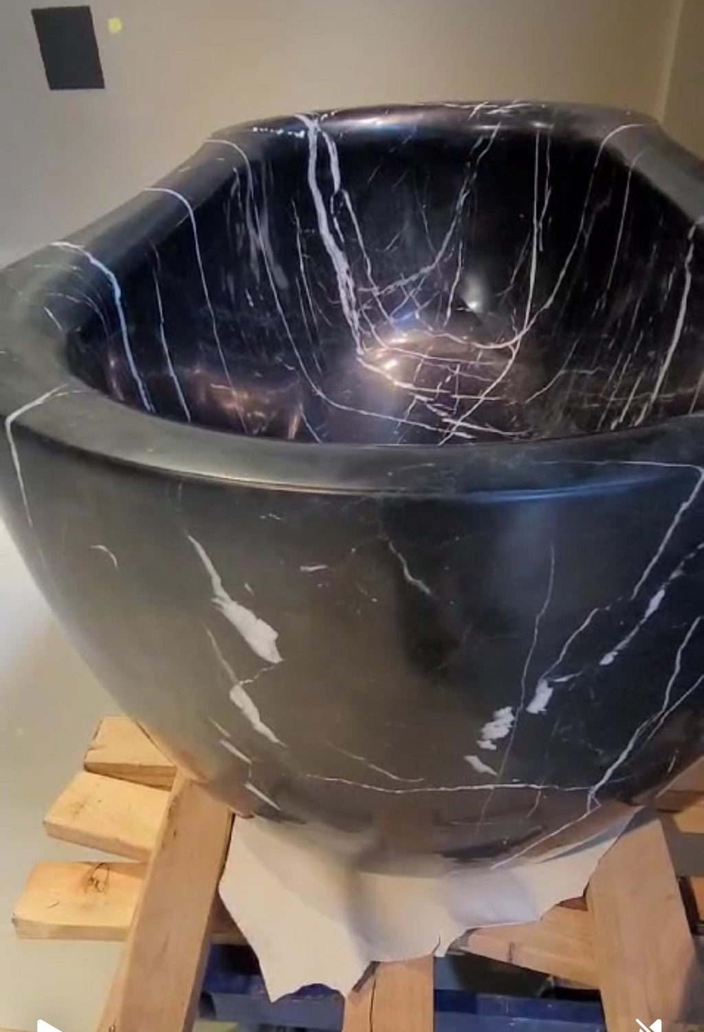 Black Marble Bathtub Hand Carved Triple Polished by our crew. Natural stones r unique in colors, patterns, from geological processes.